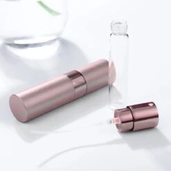 Scenty - Parfum Verstuiver Navulbaar - Mini Parfum Flesje - Reisflesje - Lichtroze -Parfum Winkel 1200x1200 279