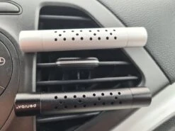 Autoparfum - Luchtverfrisser Auto - Inclusief 5 Geuren - Luxe Design - ZWART - Hervulbaar - Fris -Parfum Winkel 1200x899 1