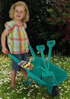 Klein Bosch Kruiwagen Met Tuingereedschap -Parfum Winkel 855x1200 2